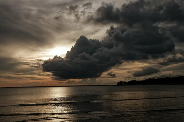 Photo du soir de la mer avec des nuages sombres