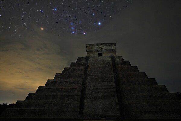 Estrella de orizón en la pirámide de el Castillo