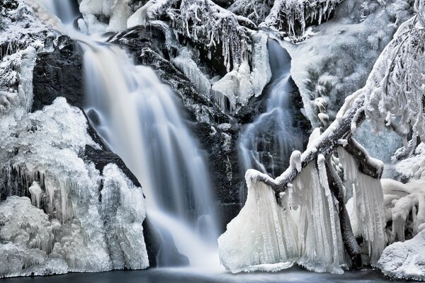 Cascada de invierno y carámbanos