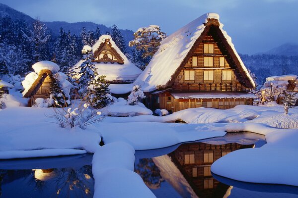 Piccole case giapponesi in inverno