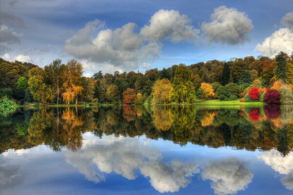 In einem wunderschönen Park am See spiegelt sich der blaue Himmel wider
