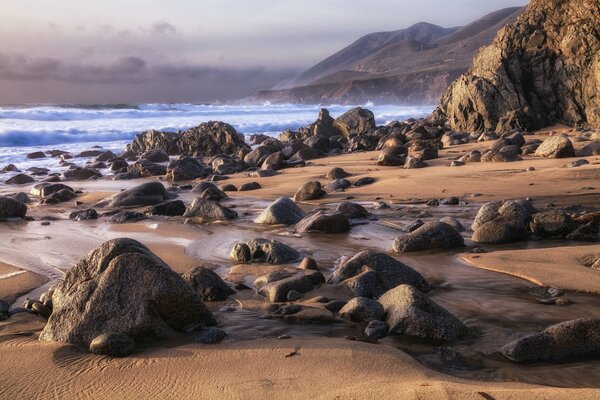 Piedras y rocas en la orilla del mar