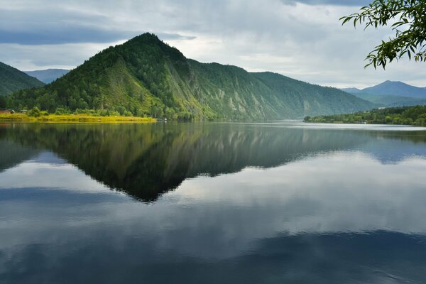 Reflexion der Bergkette auf der Oberfläche des Sees