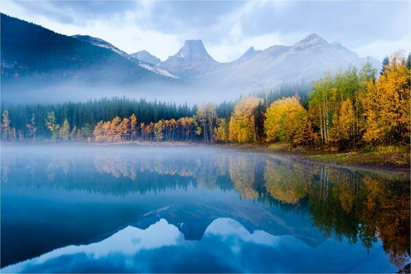 Die Gipfel spiegeln sich im Bergsee wider