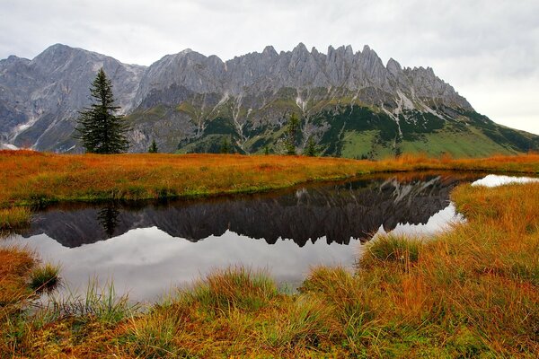 Herbstliche Natur mit Bergen und Wasser