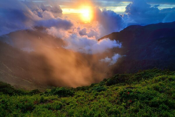 Paesaggio di montagna su uno sfondo di nuvole