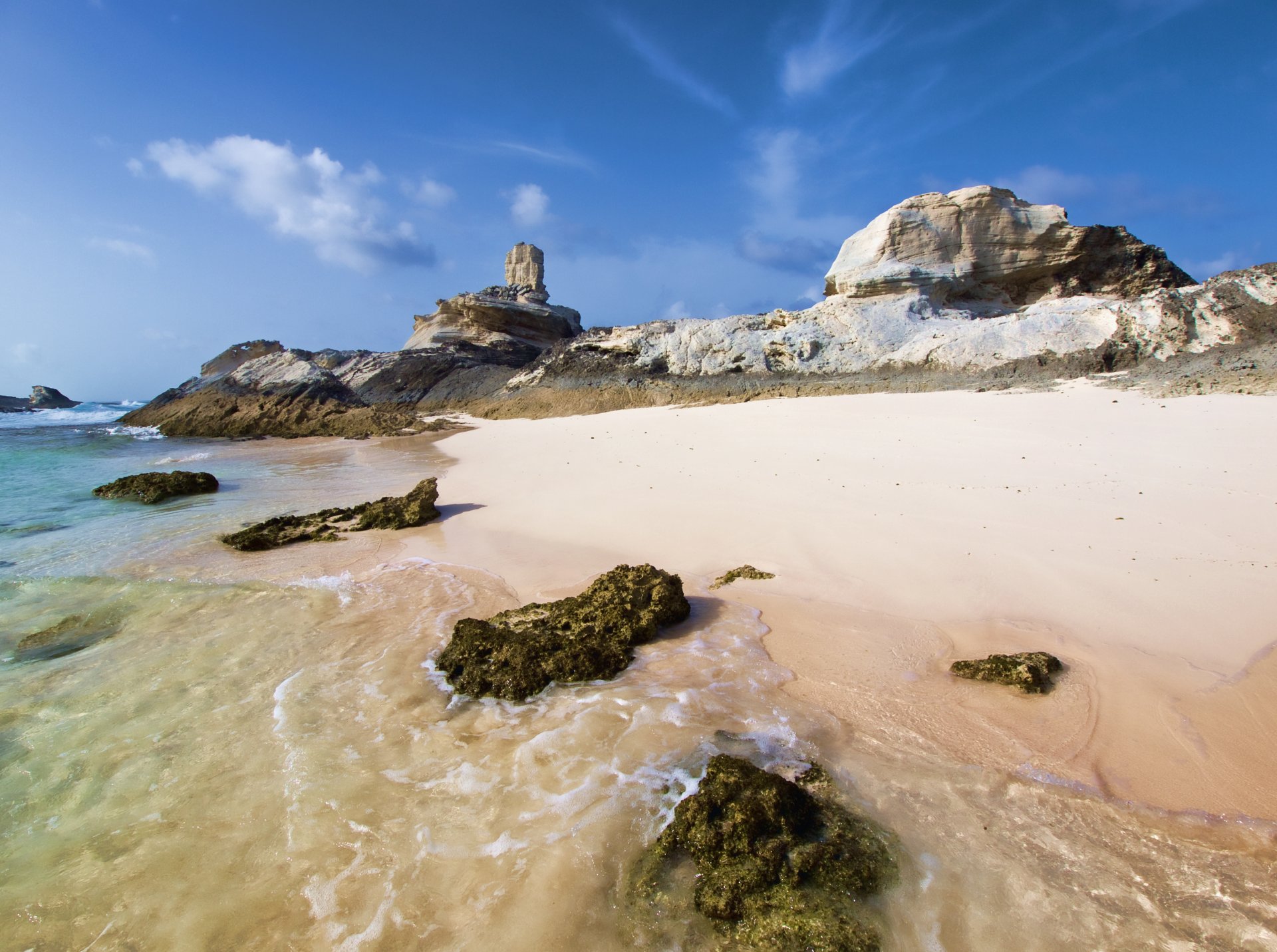 mar piedras arena costa rocas algas nubes