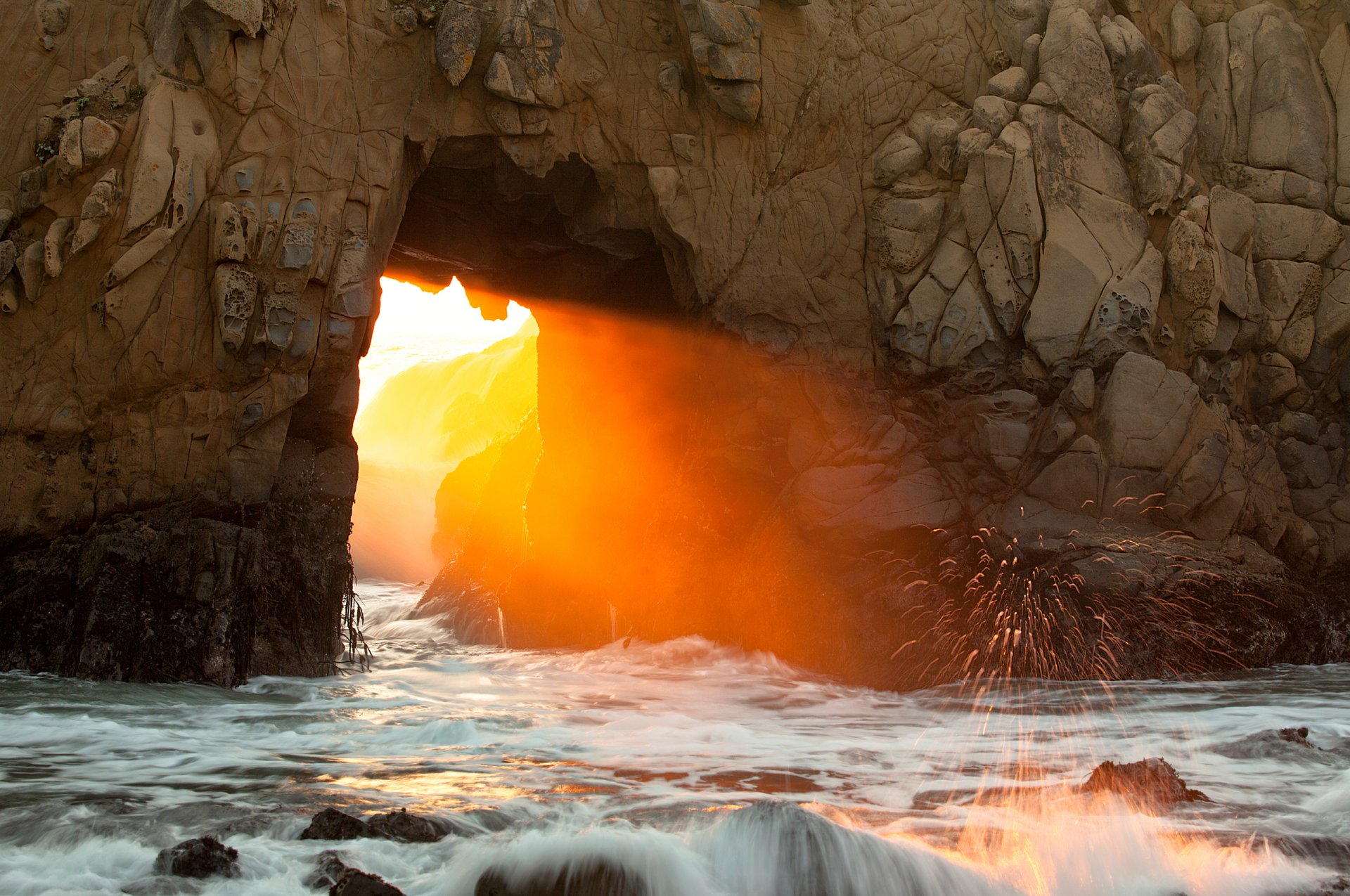 nature mer rocher passage arche lumière soleil vagues éclaboussures pierres