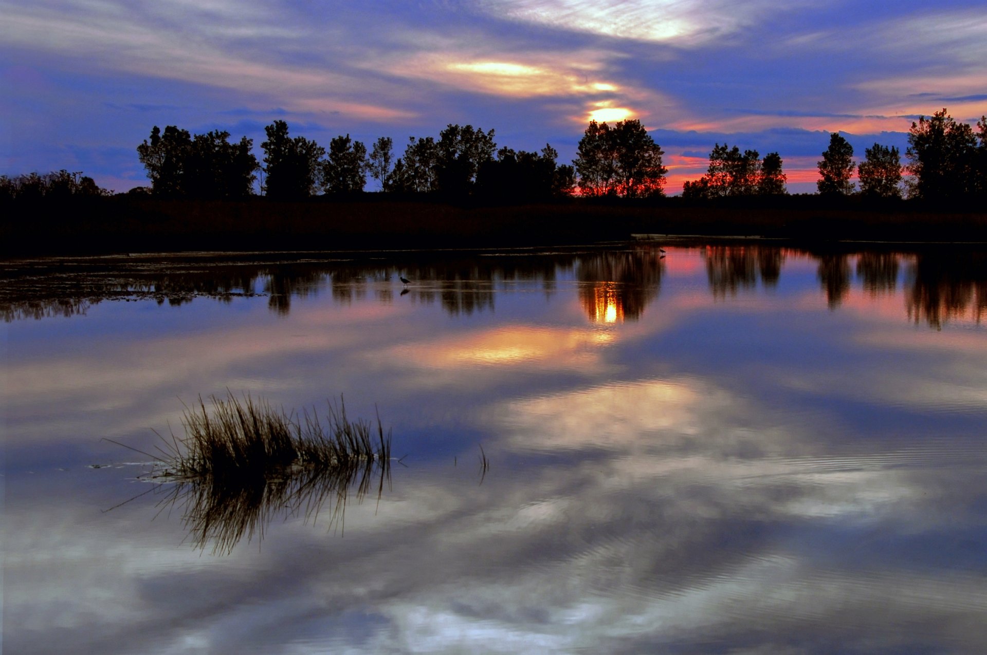 abend dämmerung hell rot sonnenuntergang himmel wolken blau bäume fluss glatte oberfläche reflexion