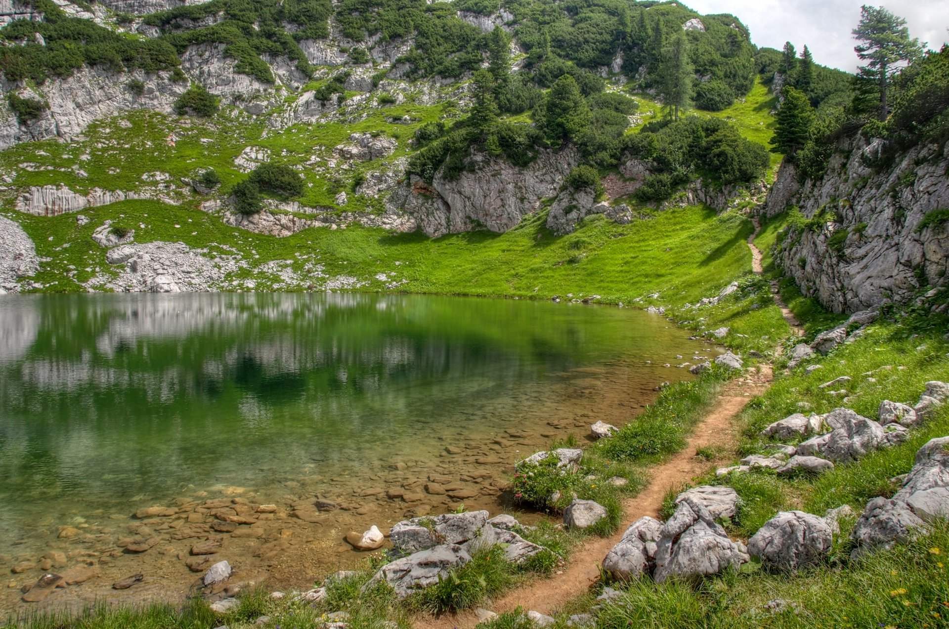 see berge grün gras steine hügel fußweg glatte oberfläche reflexion