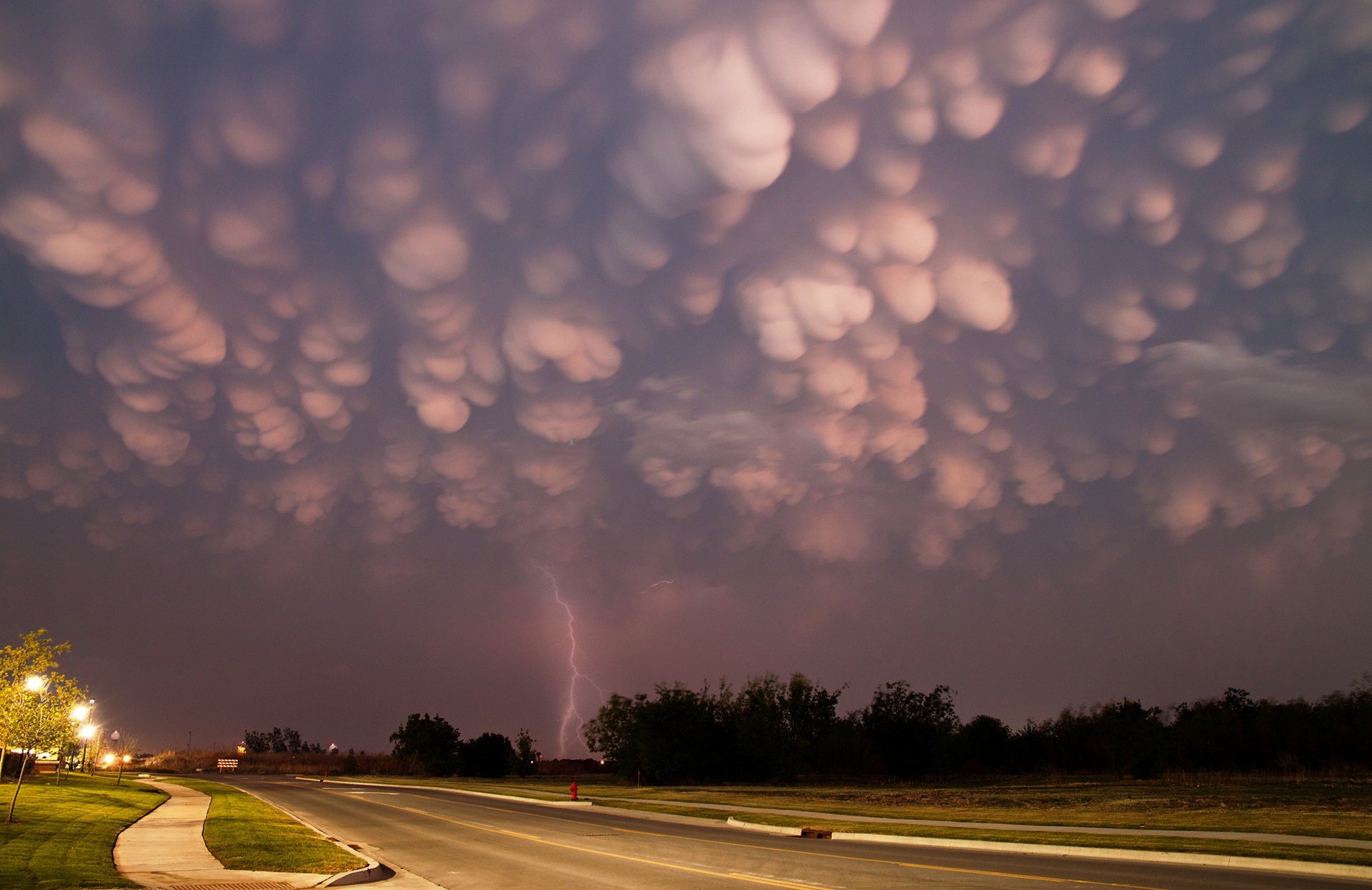 chmury mammatus cumulus chmury burzowe burza przed burzą droga wieczór drzewa domy błyskawica