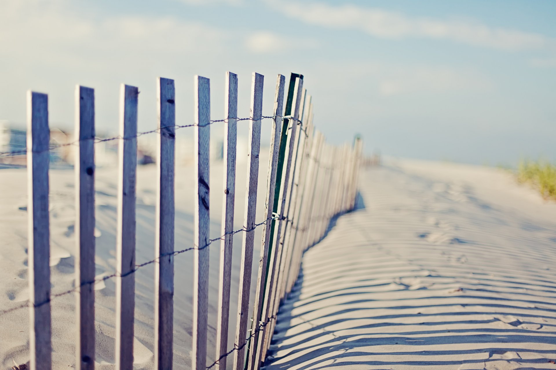 recinzione spiaggia impronte cielo