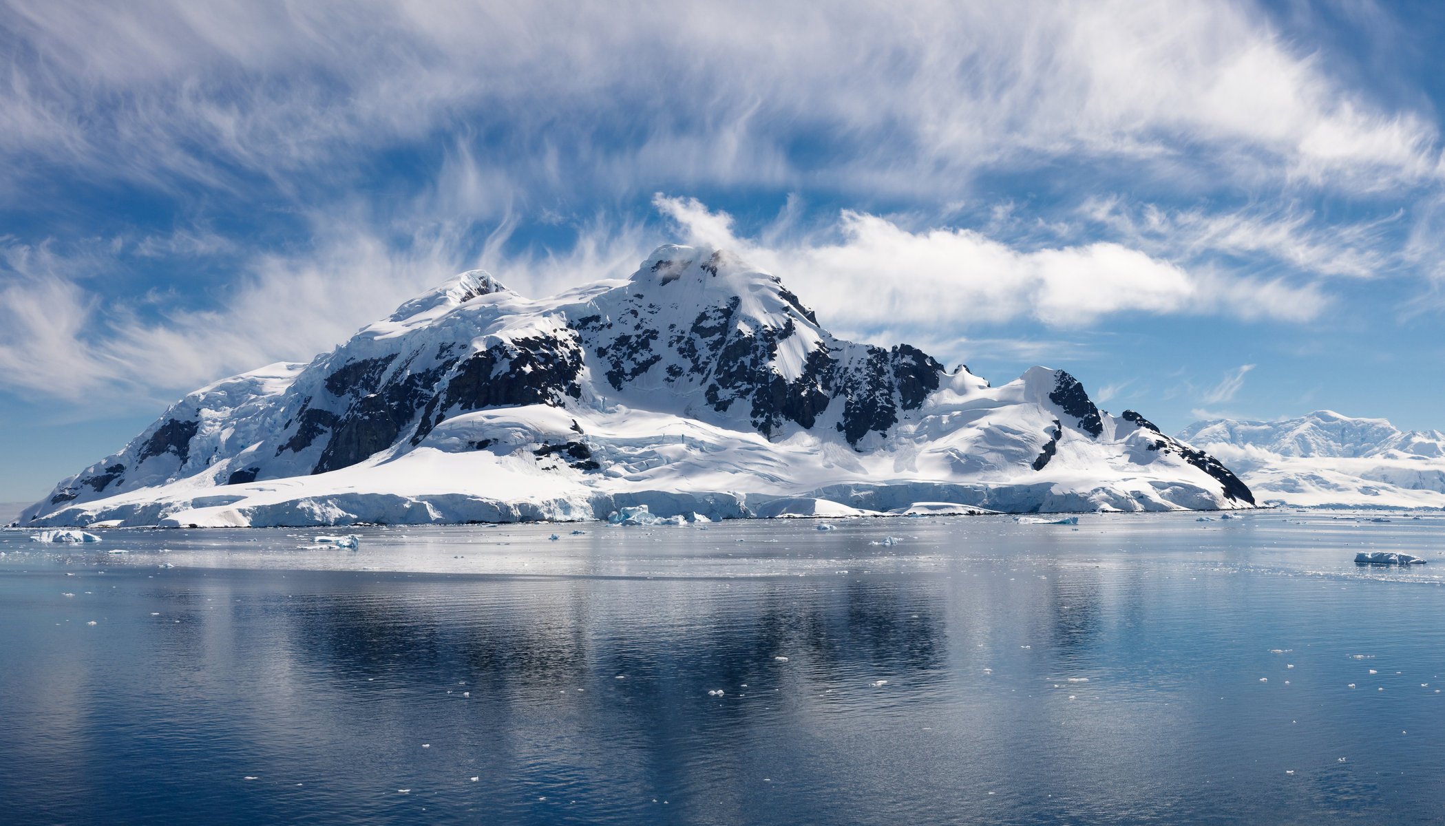 mer montagnes neige nuages