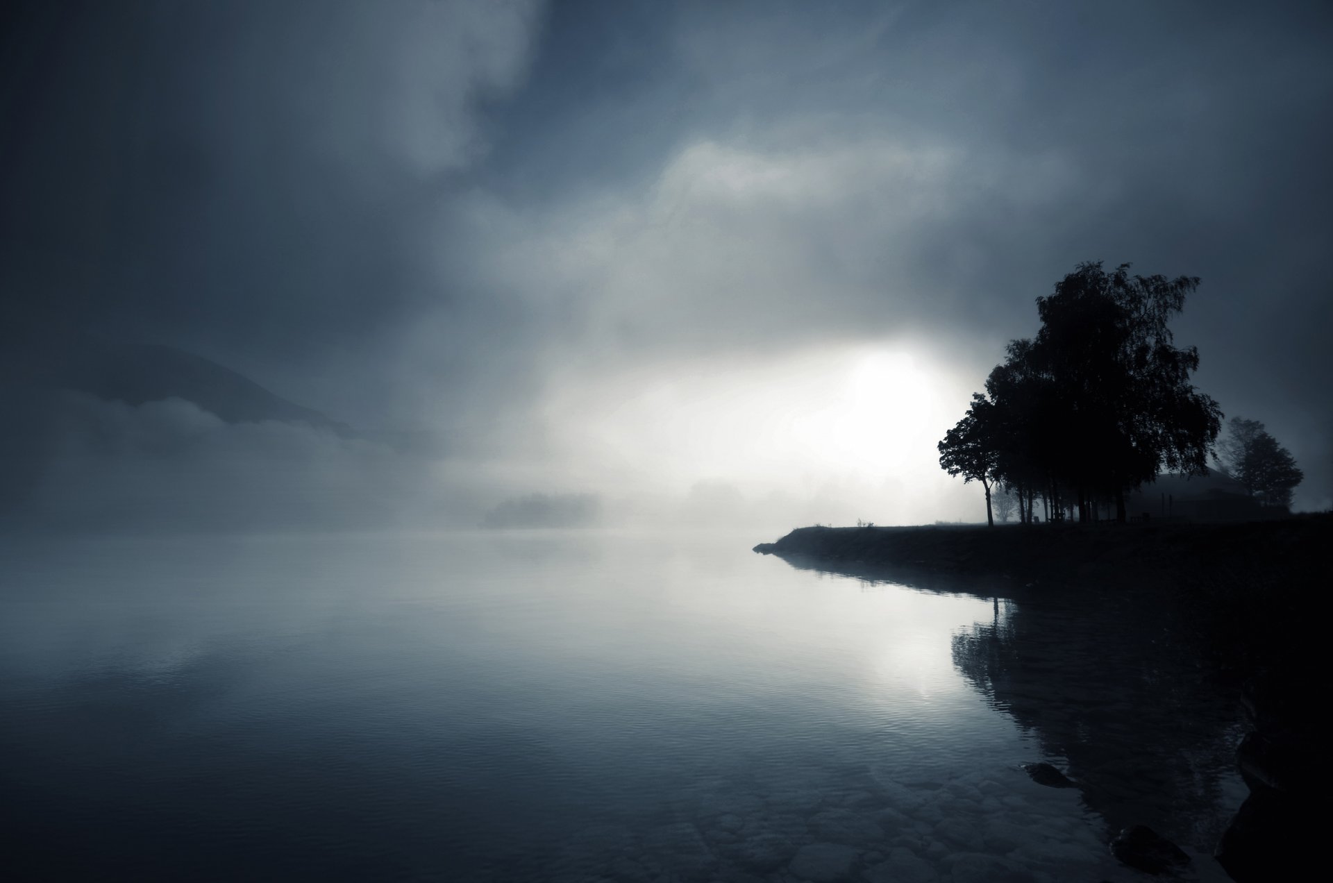 dämmerung see wasser bäume nebel steine hügel schwarz und weiß