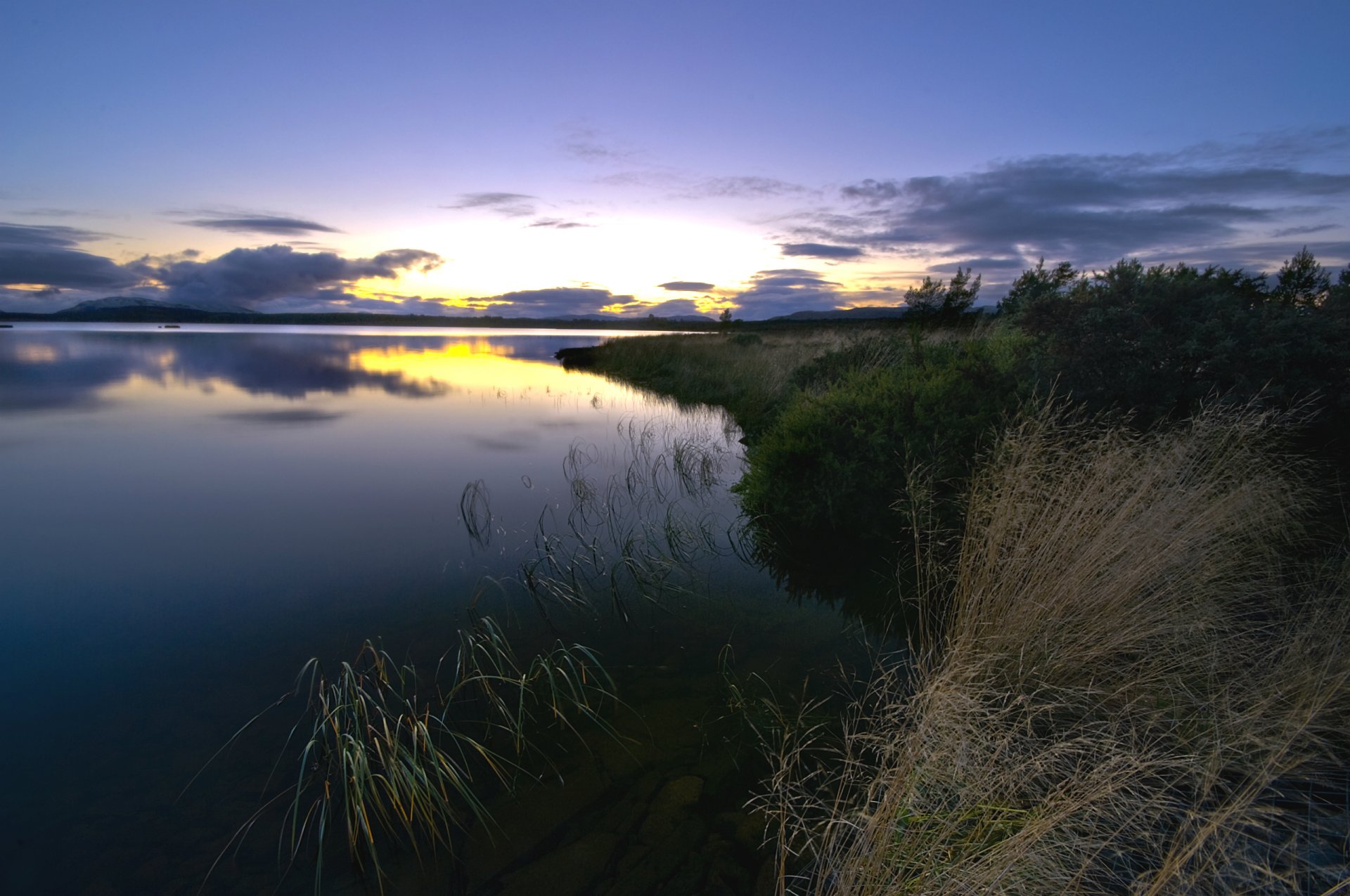 abend sonnenuntergang himmel wolken ufer gras fluss wasser oberfläche reflexion landschaft