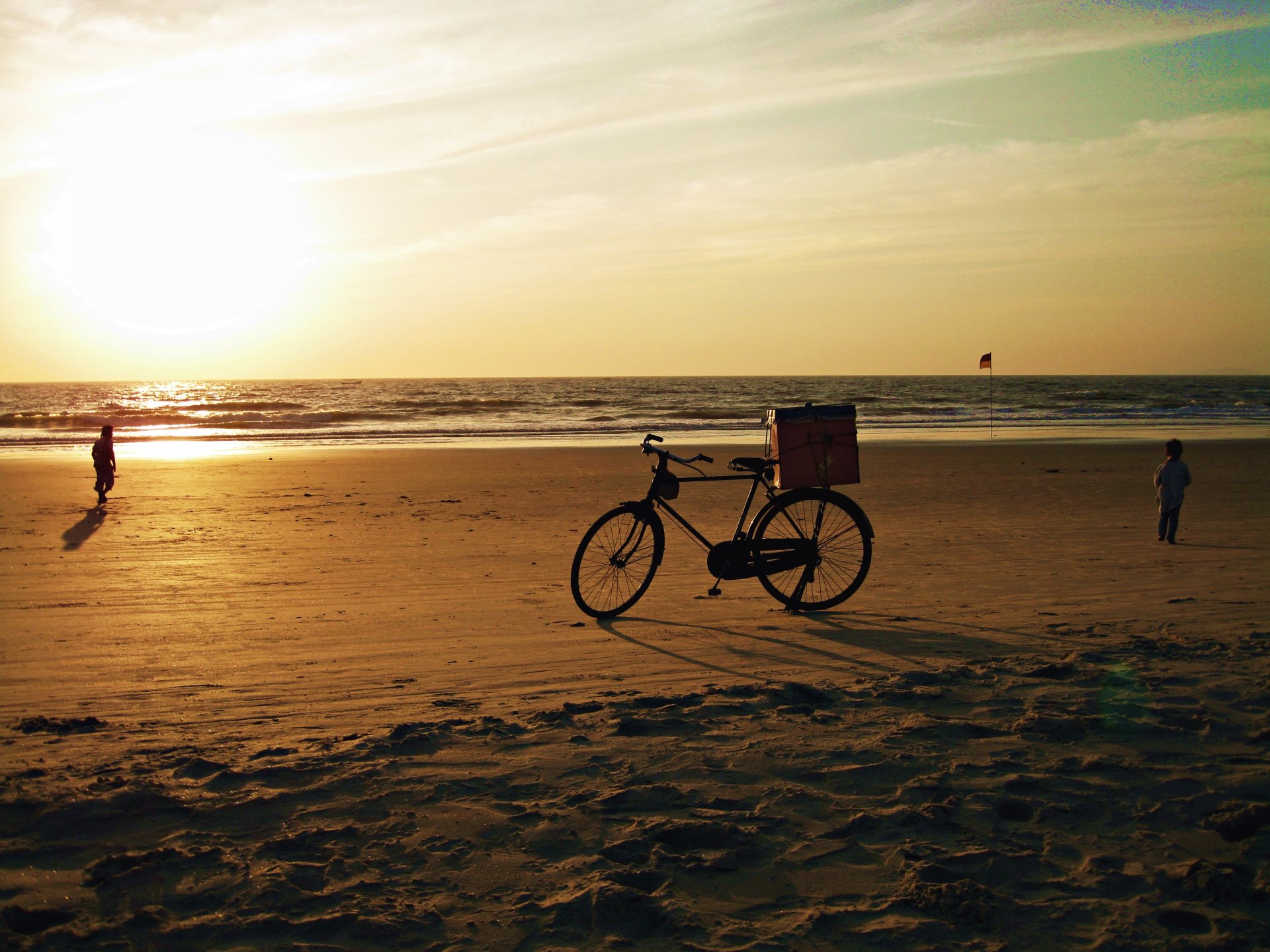 bicicleta puesta de sol mar océano india goa arena playa niños cielo sol