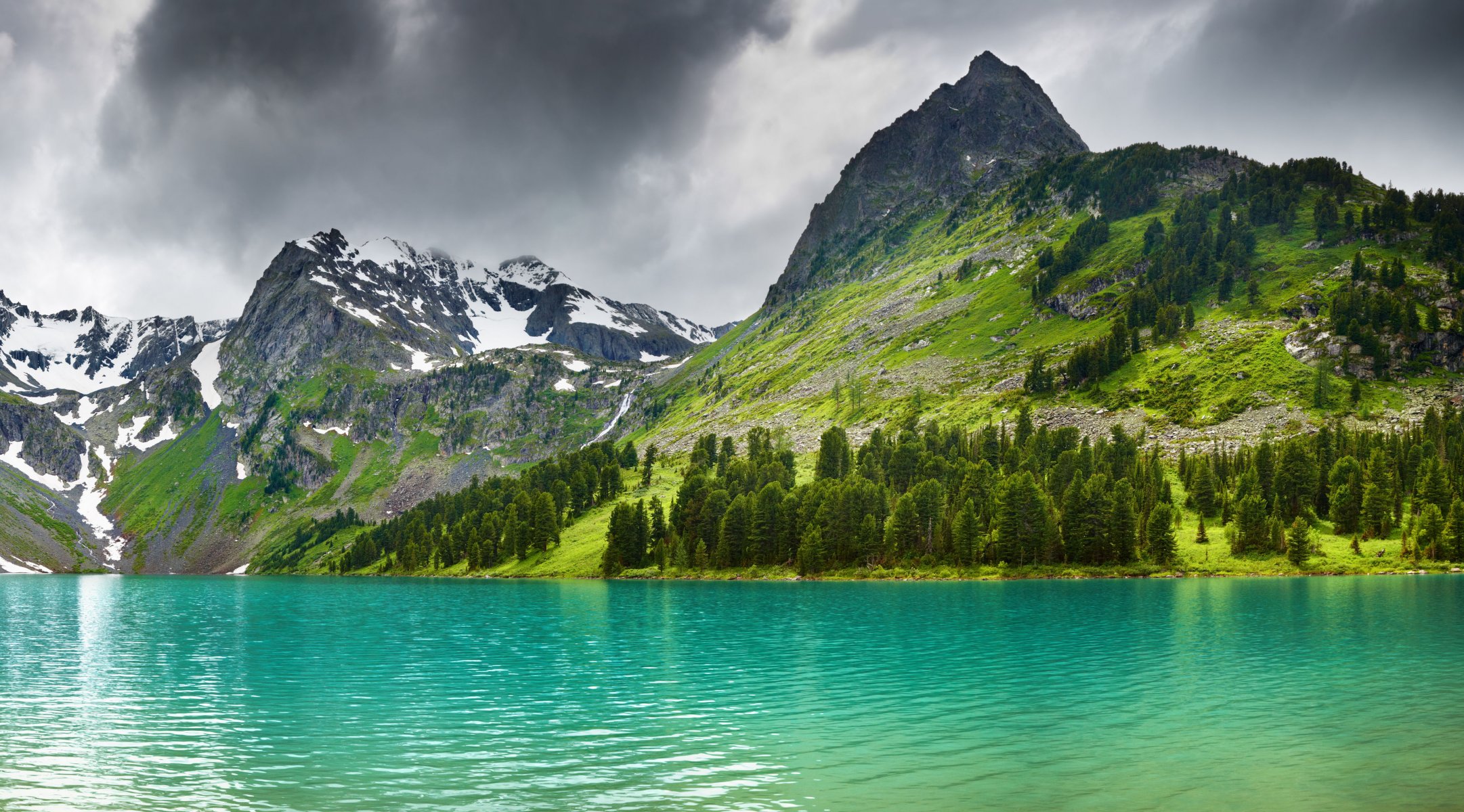 lago de montaña bosque picos nieve naturaleza