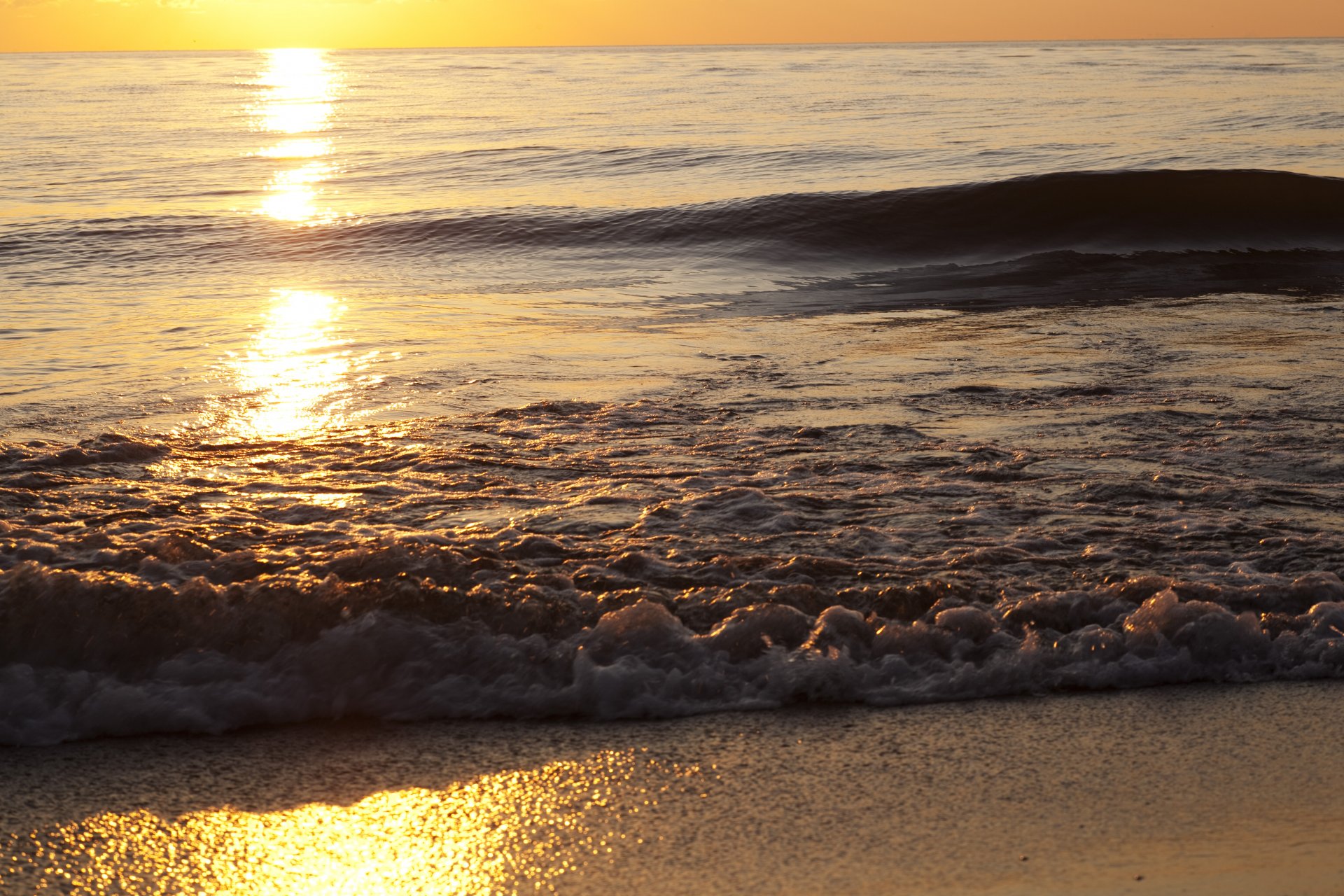 mare acqua onde onda spiaggia sabbia spiaggia luce scintillio splendore schiuma spruzzi orizzonte cielo tramonto sole sera natura