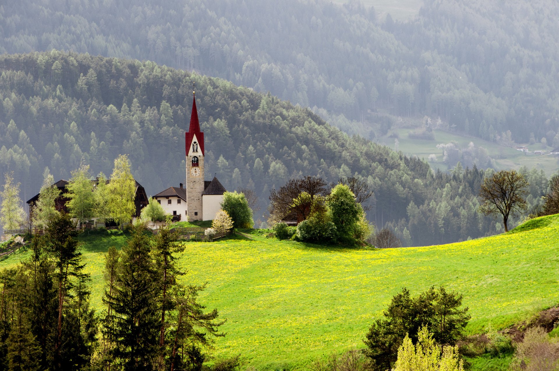 natura las góry trawa kaplica domy wiosna