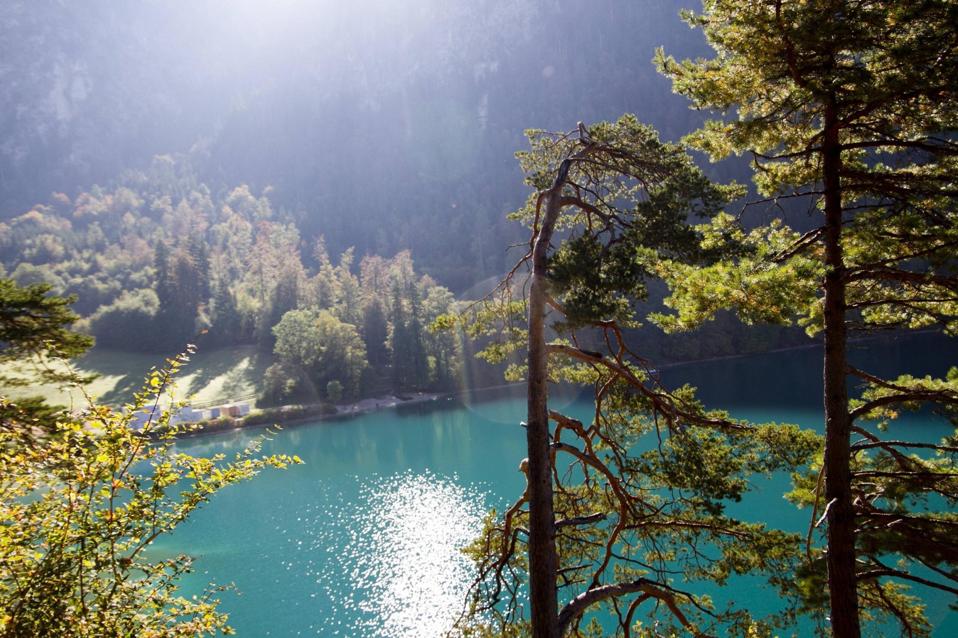 montagnes forêt lac soleil rayons nature