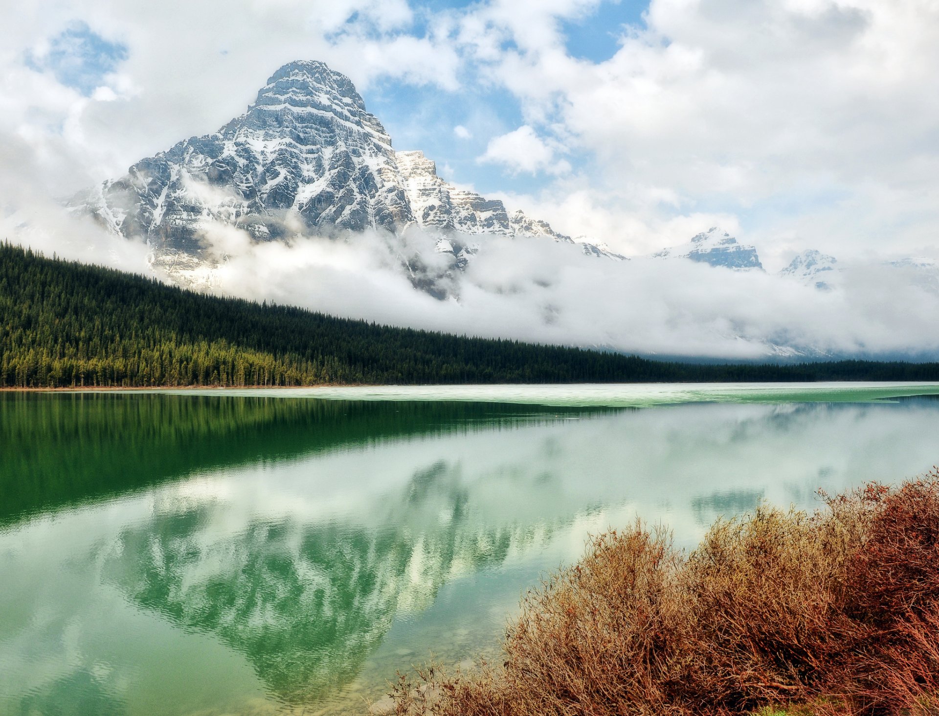 lac montagne forêt nuages