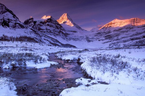 Río tranquilo en las estepas montañosas del paisaje invernal