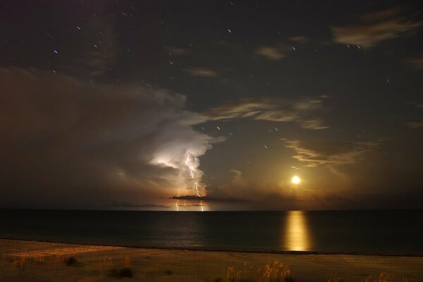 Księżyc i błyskawica na niebie Zatoki Meksykańskiej