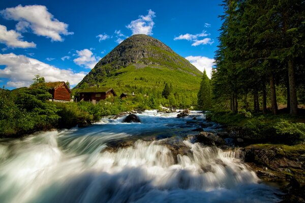 Casa tradicional Noruega junto al río