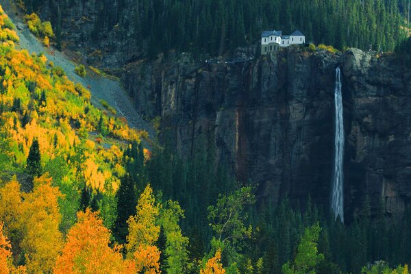 Berg Wasserfall. Haus auf den Felsen