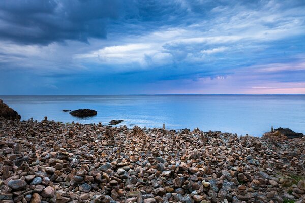 Playa de piedra en la costa de Suecia