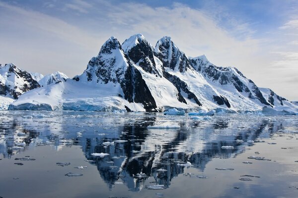 Reflejo del cielo en el agua junto a la roca