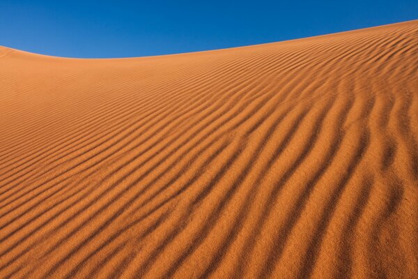 Sand und Himmel. wüste und blauer Himmel