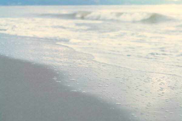 Onde calme bagnano la spiaggia