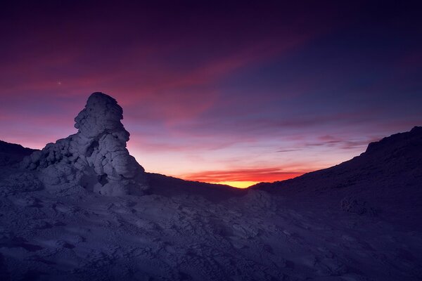 Rocas grises, puesta de sol escarlata