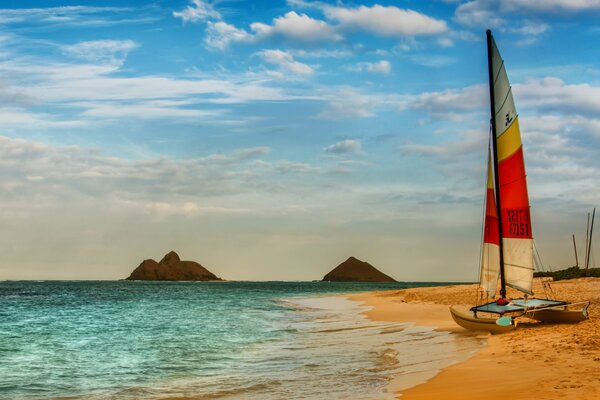 Segelkatamaran am Strand am Meer