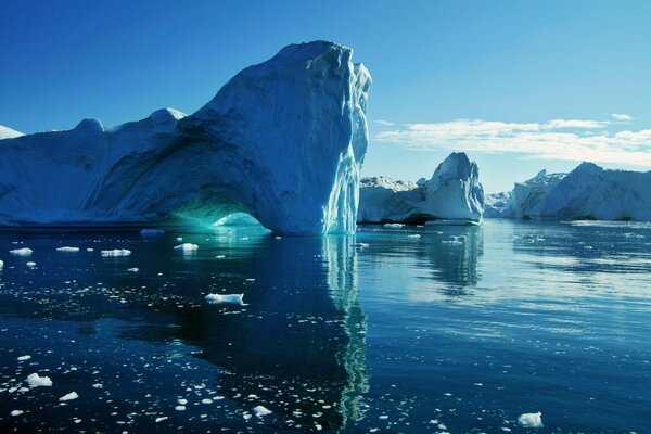 Glaciar en el mar. hielo azul