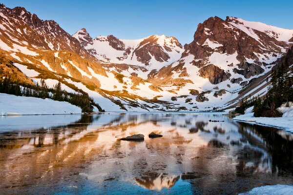 Reflet des montagnes tachetées dans le lac