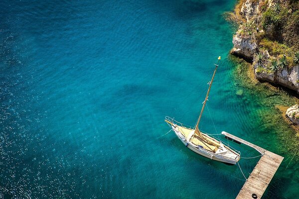 Desktop wallpapers ship in the lagoon