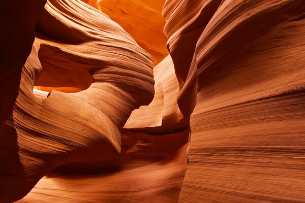 Rocas con hermosa textura en un cañón natural