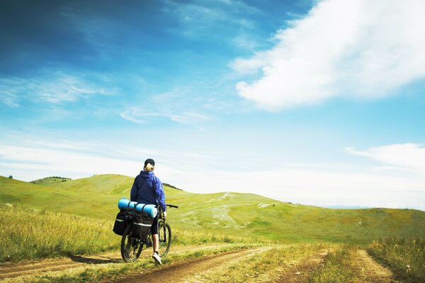 Fille voyage à vélo parmi les collines