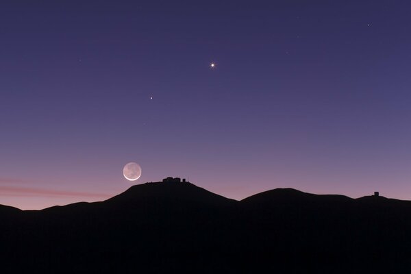 Sternenhimmel. Dunkles Bild der Berge. Planet am Himmel