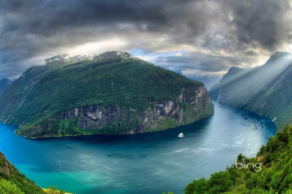 Ein majestätischer Fluss, der den Berg umschließt