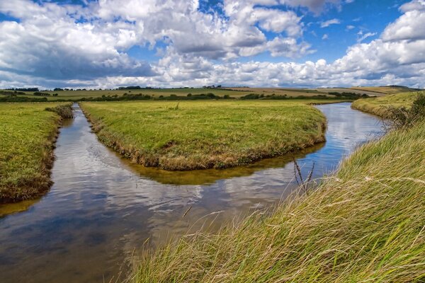 Cielo con nubes sobre la desembocadura del río