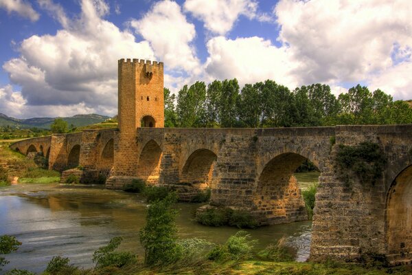 Puente de ladrillo sobre el río en España