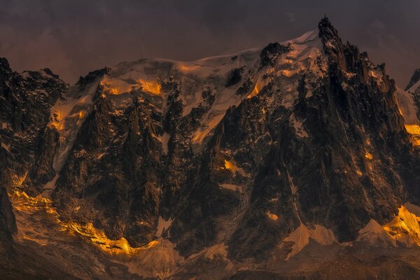 Альпы во Франции в ночном освещении