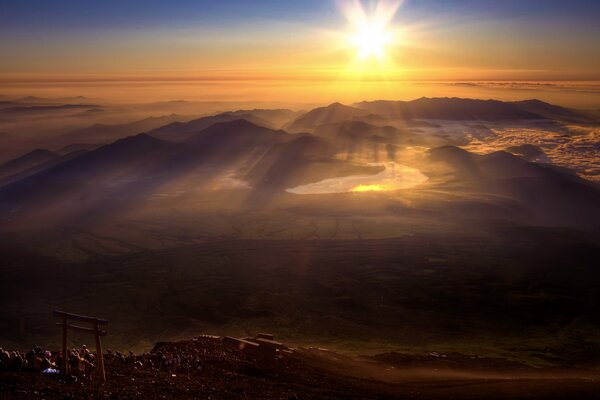 El sol naranja brilla a través del aire transparente