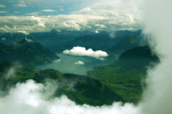 Lago entre las montañas verdes desde las alturas