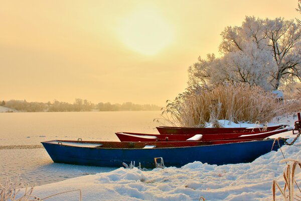 Снег на лодках зимой