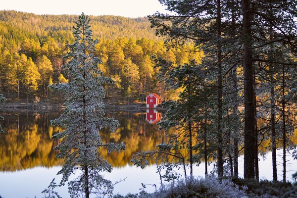 Casa en la orilla de un río en Noruega