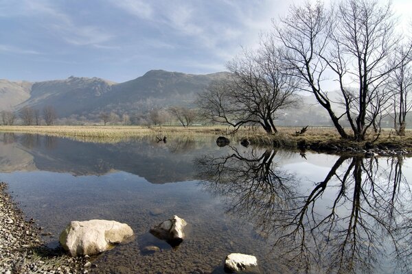 Paysage de printemps du lac de montagne